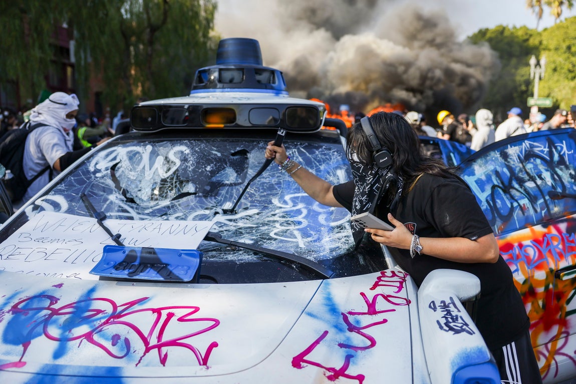 Varios activistas bandalizan coches en Los Ángeles.