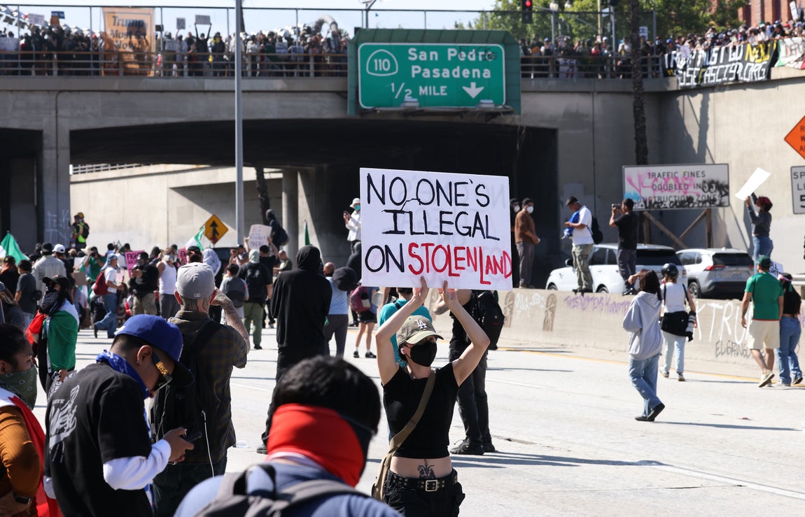 «Nadie es ilegal en una tierra robada», reza un cartel durante las protestas.
