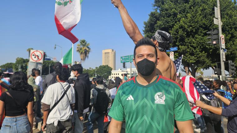 Gregorio Llanes, habla a ABC mientras participa en las protestas de Los Ángeles