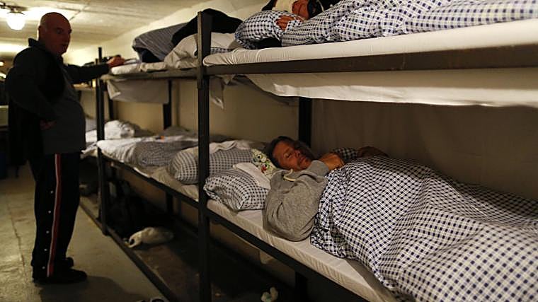 Personas pernoctan en una habitación del «Museo del Búnker» en Rennsteighoehe (Ilmenau, Alemania). El museo es un antiguo búnker de Alemania Oriental, construido en la década de 1970