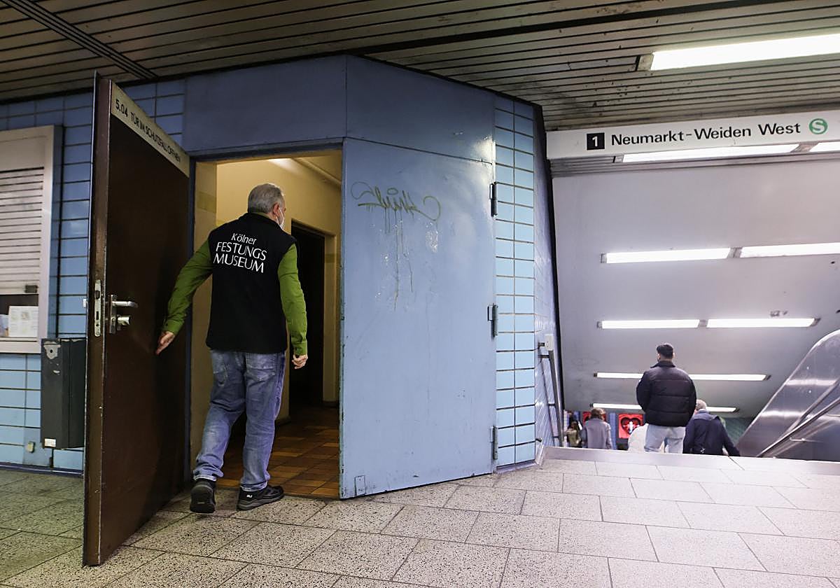 Un hombre entra en un antiguo refugio de defensa civil en el metro de Colonia (Alemania)