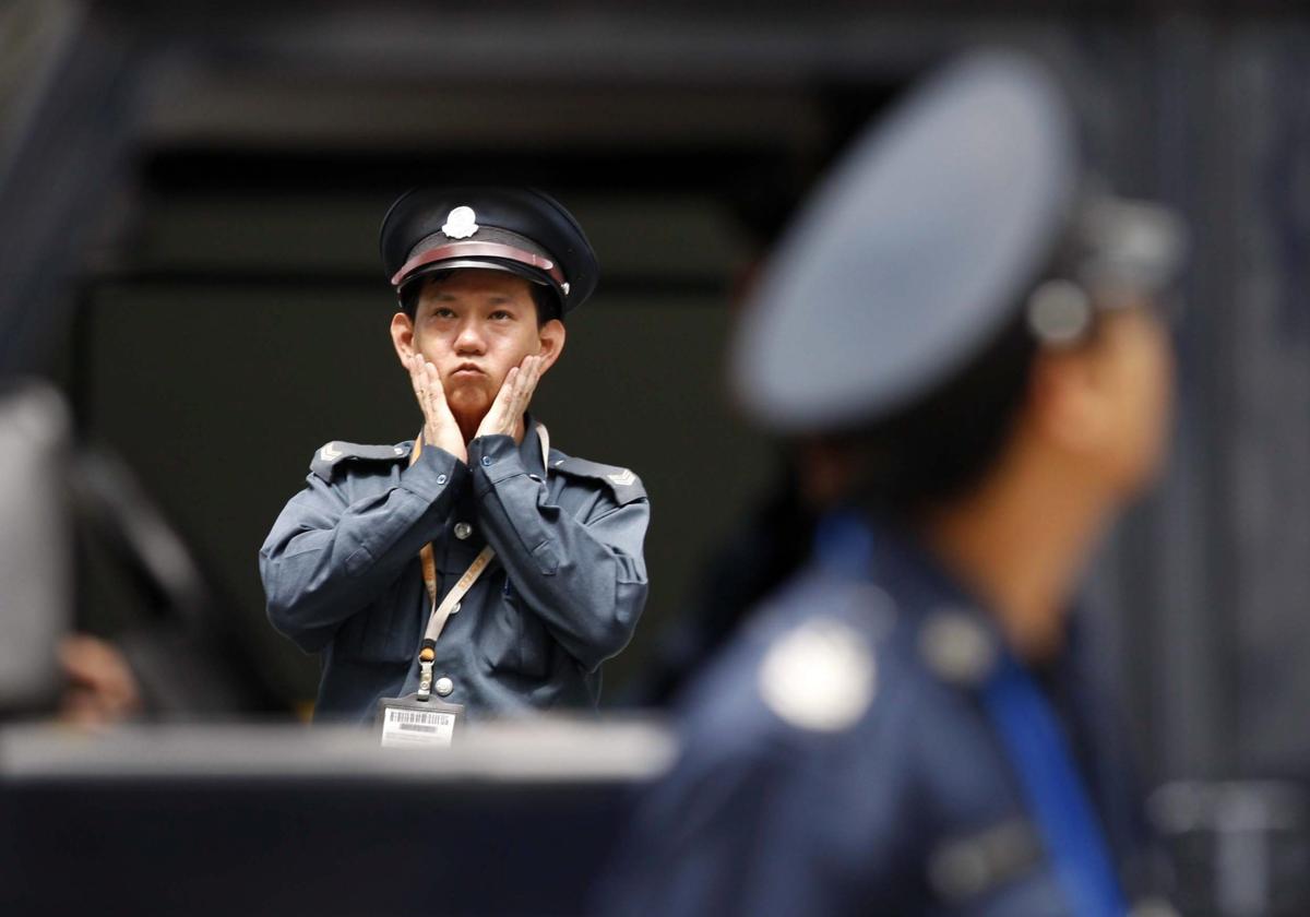 Un policía vigila a las afueras del centro de convenciones Suntec