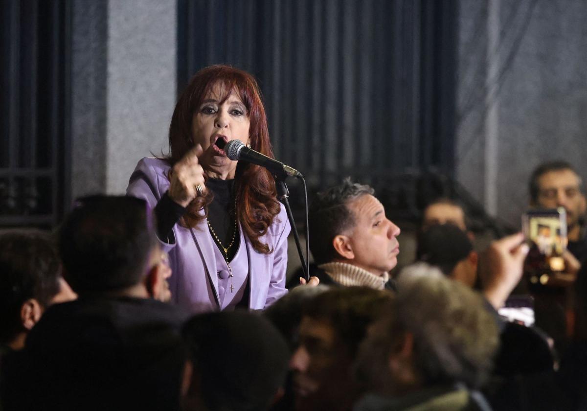 La expresidenta argentina Cristina Fernández de Kirchner se dirige a sus simpatizantes