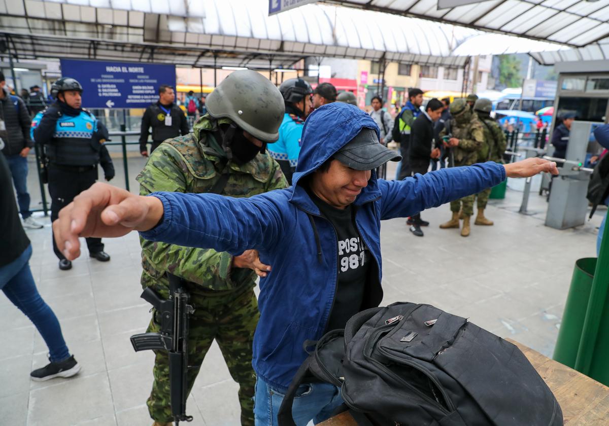 Un militar requisa a un hombre en un operativo de control
