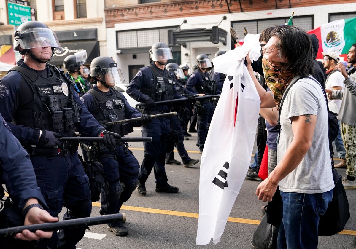 Un hombre se enfrenta a la policía durante las protestas en Los Ángeles