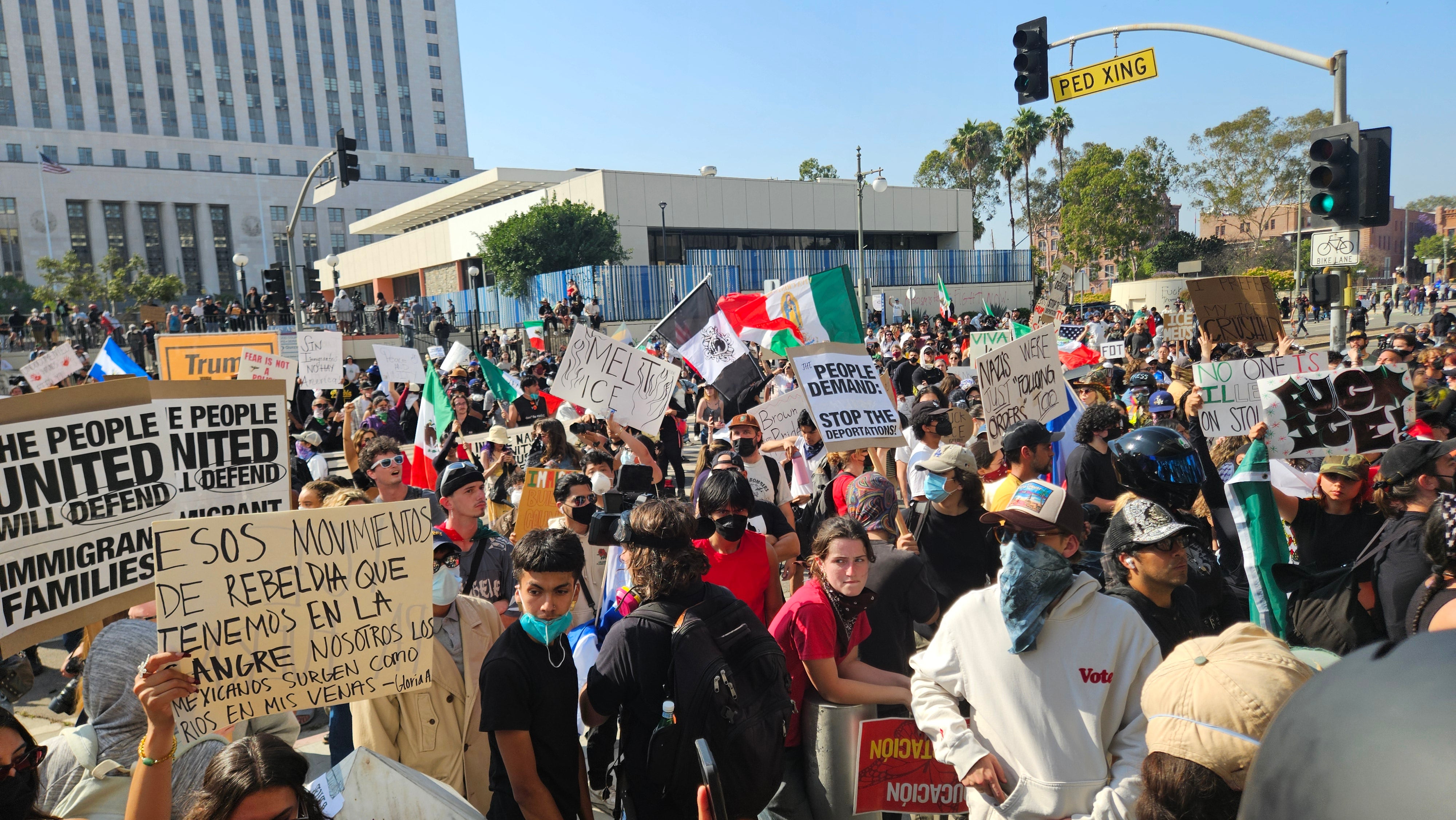Protestantes, frente a un edificio federal