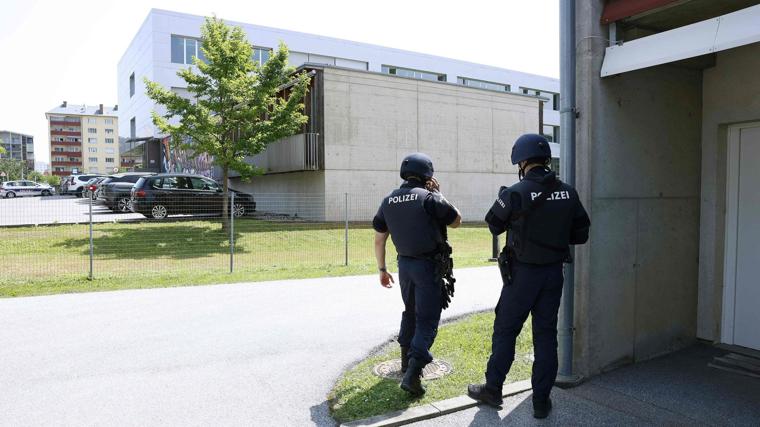 Dos agentes de Policía, frente al instituto donde se ha producido el tiroteo en Graz