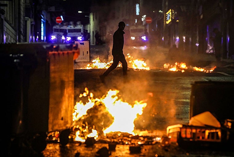 "Las terribles escenas de desorden civil que hemos presenciado de nuevo en Ballymena esta noche no tienen cabida en Irlanda del Norte ", declaró la ministra británica para Irlanda del Norte, Hilary Benn, en X