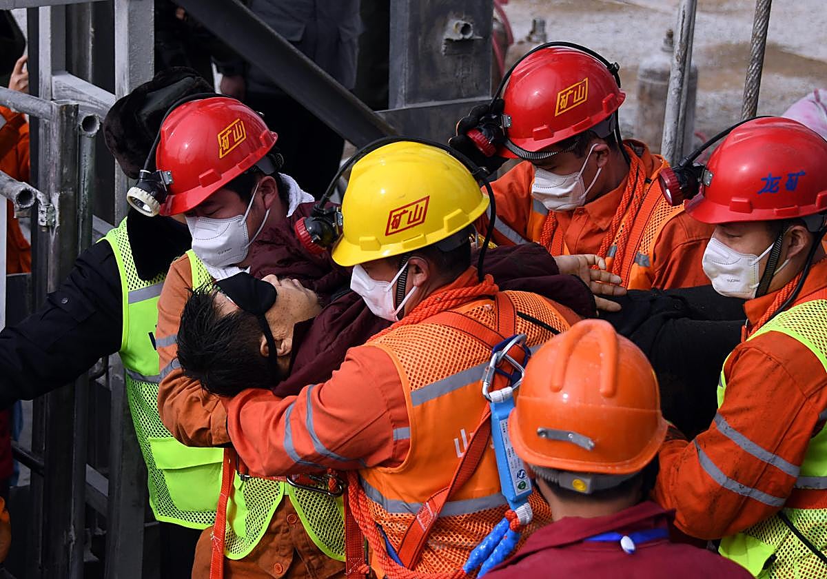 Un minero atrapado es rescatado de una mina de oro en la ciudad de Qixia (Shandong, China), en una foto de archivo