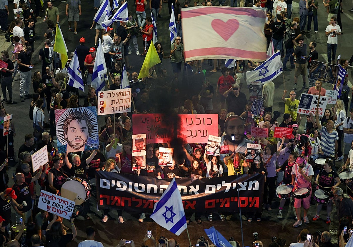 Protesta en apoyo a los rehenes israelíes en Gaza y contra el gobierno israelí, en Tel Aviv