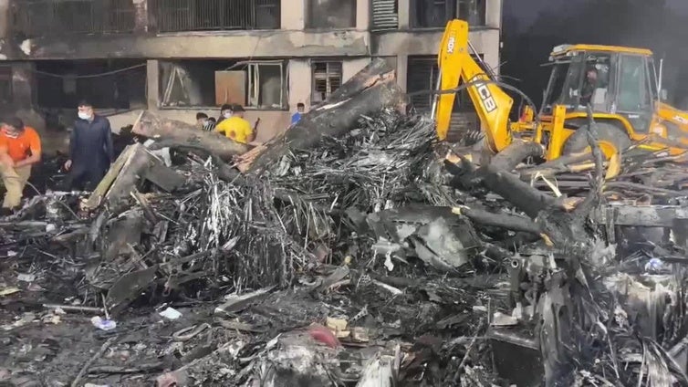 Continúan los trabajos en el lugar del accidente aéreo registrado en la India