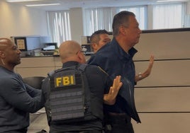 Expulsan y esposan a un senador demócrata de la conferencia de prensa del Gobierno en Los Ángeles