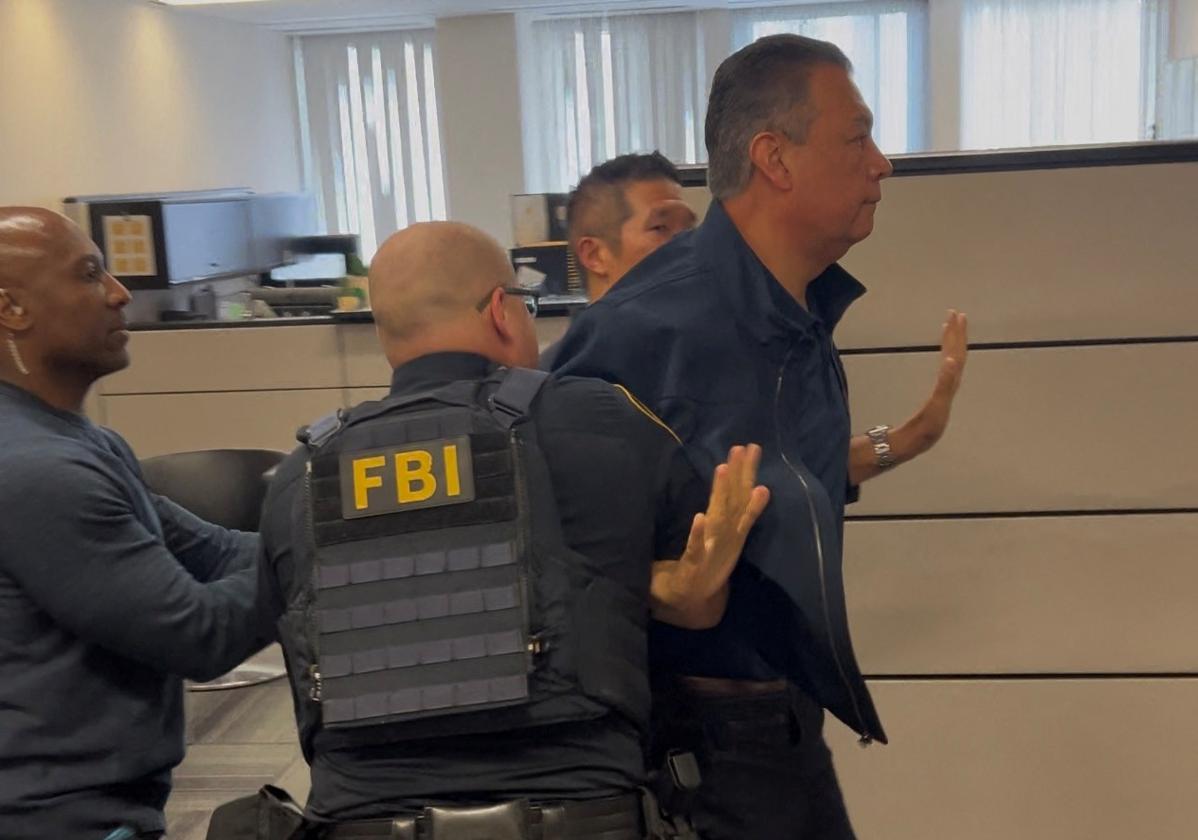 Alex Padilla empujado fuera de la sala