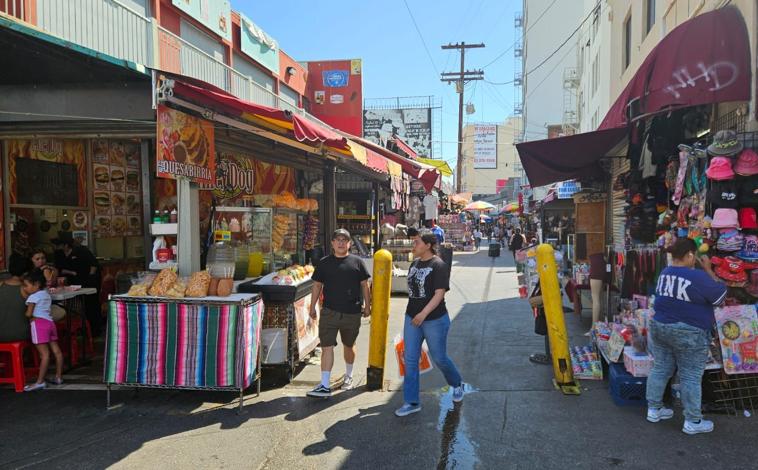 Imagen principal - En el Garmen District, el distrito textil de Los Ángeles, se trata de convivir con el miedo a las detenciones. La Guardia Nacional se ha sumado ahora a las redadas por orden de Trump