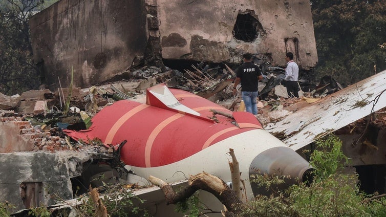 Air India investiga fallos en el motor y el tren de aterrizaje del avión siniestrado y estudia dejar en tierra sus Boeing 787
