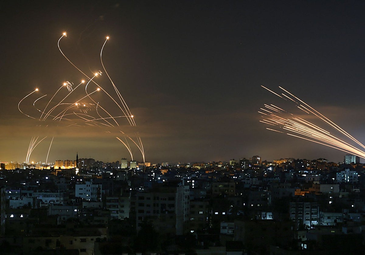 La 'Cúpula de hierro' israelí intercepta misiles disparados por Hamás desde el norte de Gaza