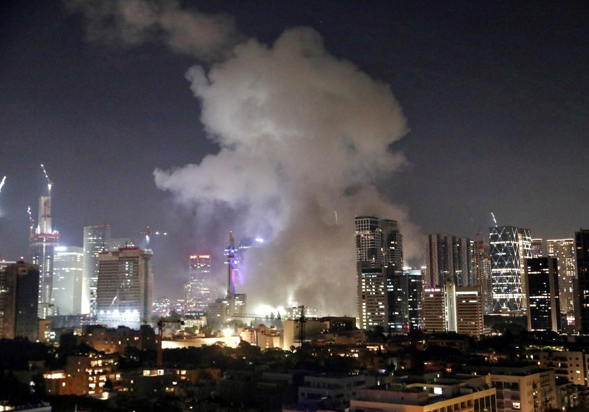 Columnas de humo se elevan sobre Tel Aviv tras la respuesta iraní