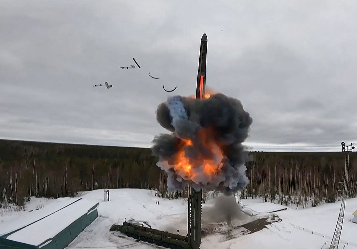 Una captura de pantalla de un documento publicado por el Ministerio de Defensa ruso muestra el lanzamiento de prueba de un misil balístico intercontinental (ICBM) perteneciente a las fuerzas de disuasión nuclear del país