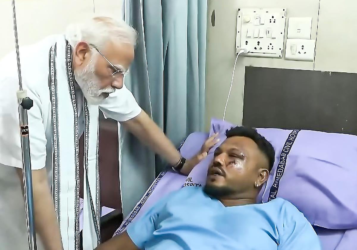 El primer ministro indio visita a Viswashkumar Ramesh en el hospital.