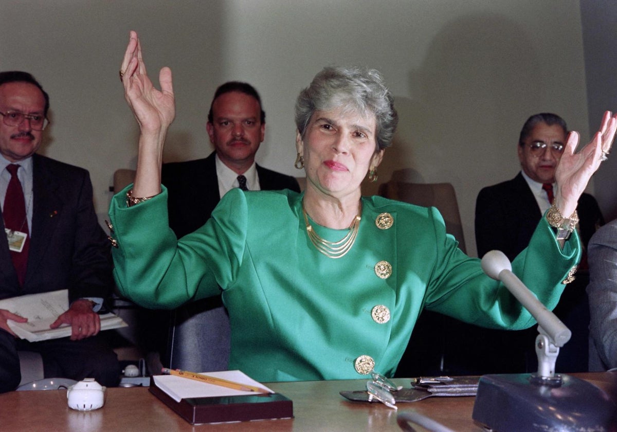 La presidenta de Nicaragua Violeta Chamorro, en 1990, durante una rueda de prensa en las Naciones Unidas