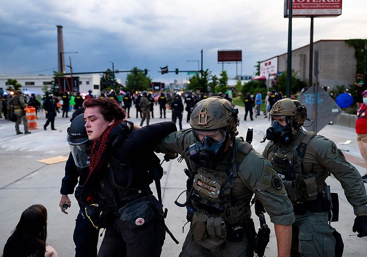 Manifestantes se reúnen en ciudades de todo el país para denunciar las redadas de inmigración del ICE