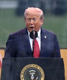 Imagen secundaria 2 - Desde el escenario, Trump resumió el mensaje central del acto: «Cada país celebra sus victorias. Ya era hora de que Estados Unidos hiciera lo mismo»