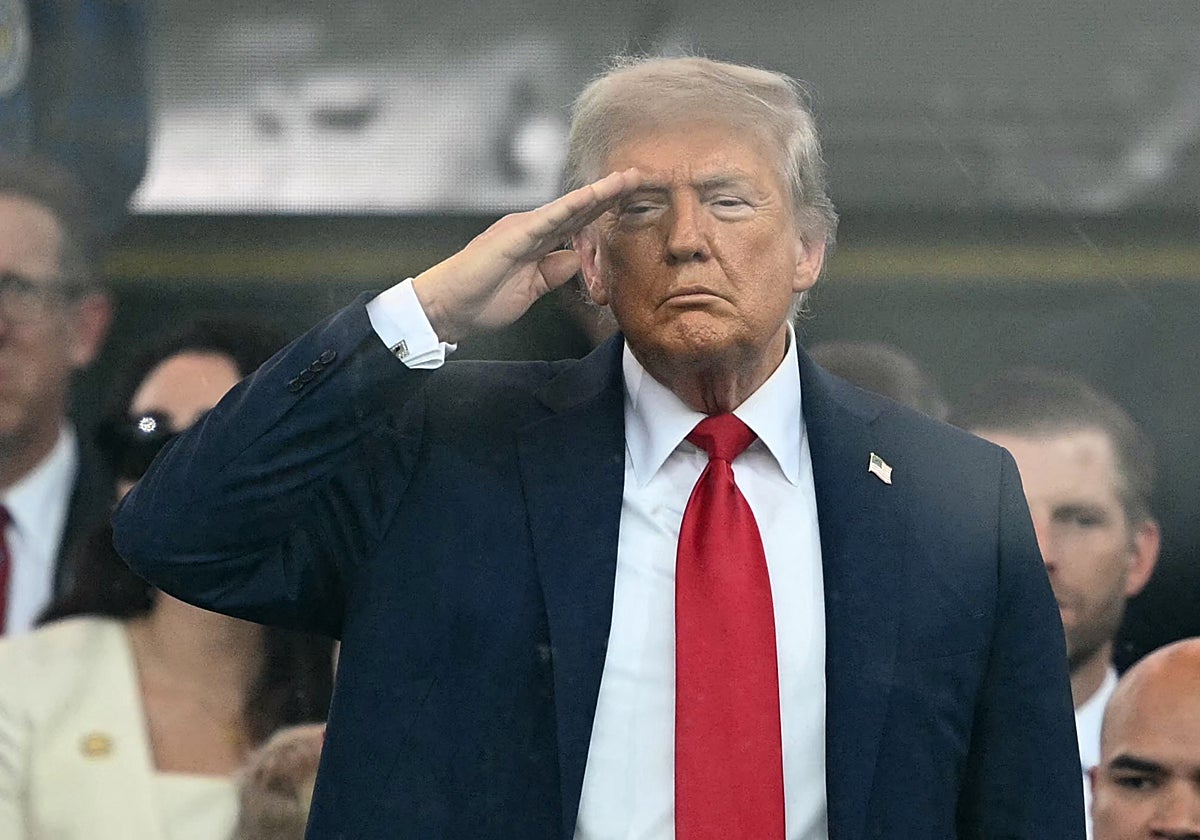 El presidente de EEUU, Donald Trump, de pie y saludando durante el desfile del 250 aniversario del Ejército.