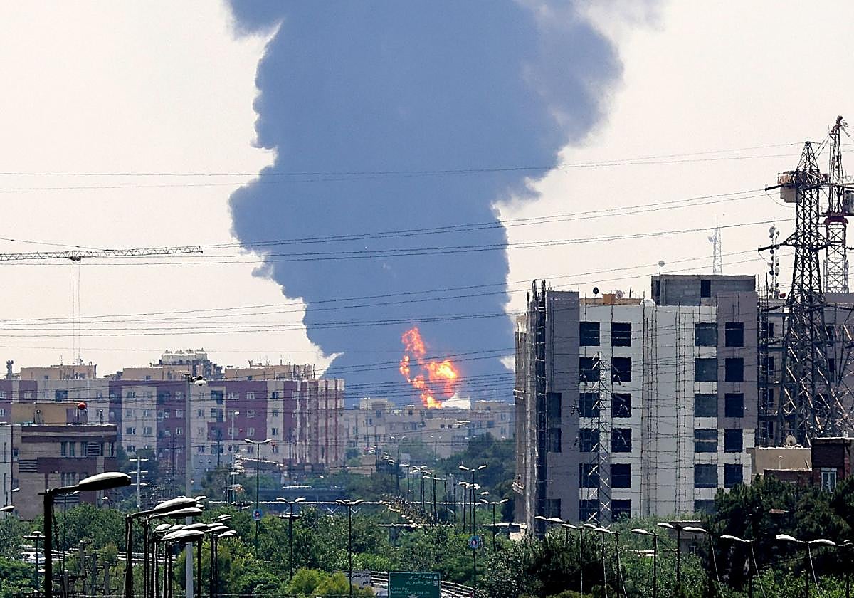 Fuego y una columna de humo tras un ataque en Teherán