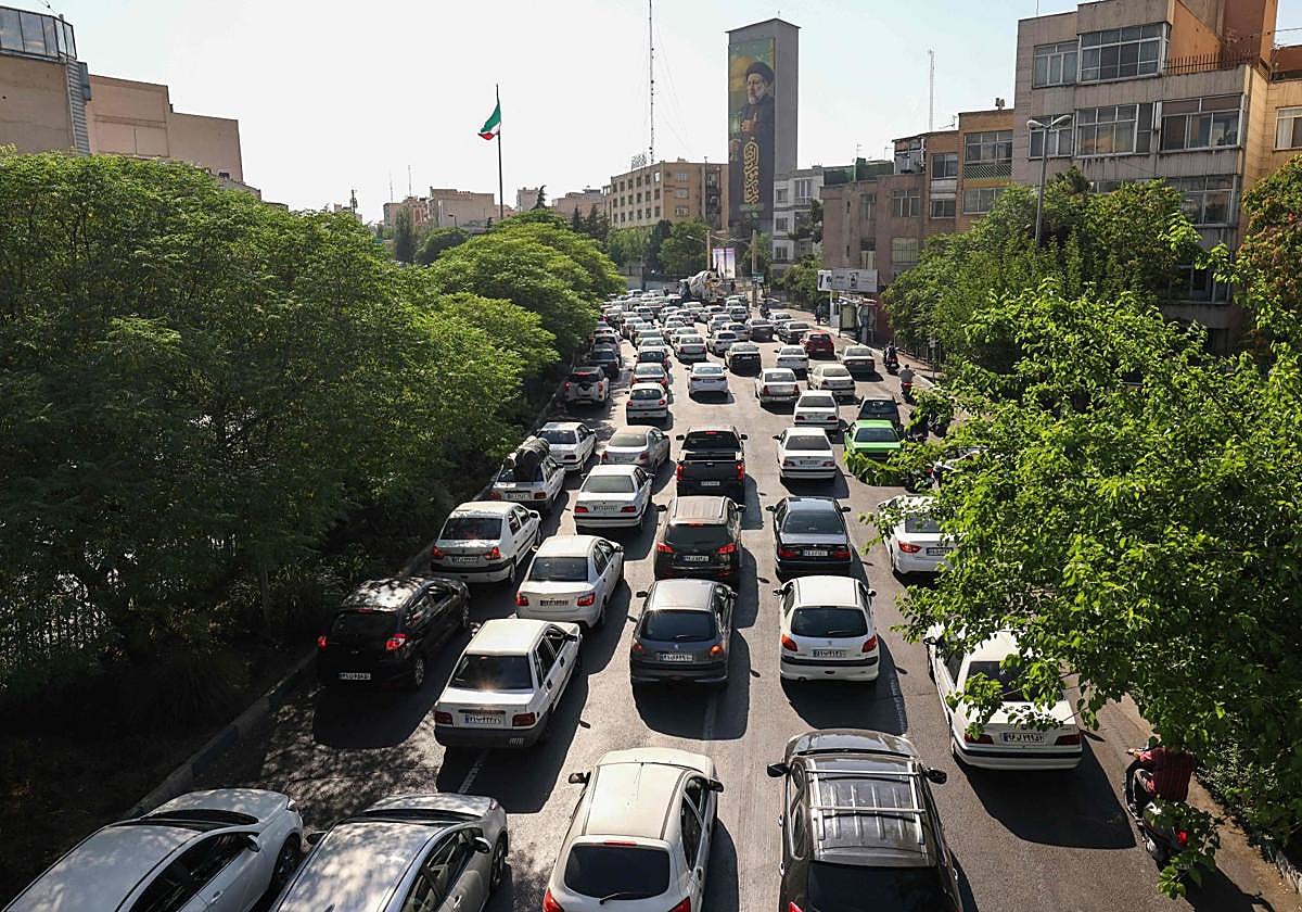 Colas de vehículos para salir de Teherán ante el recrudecimiento de los ataques israelíes
