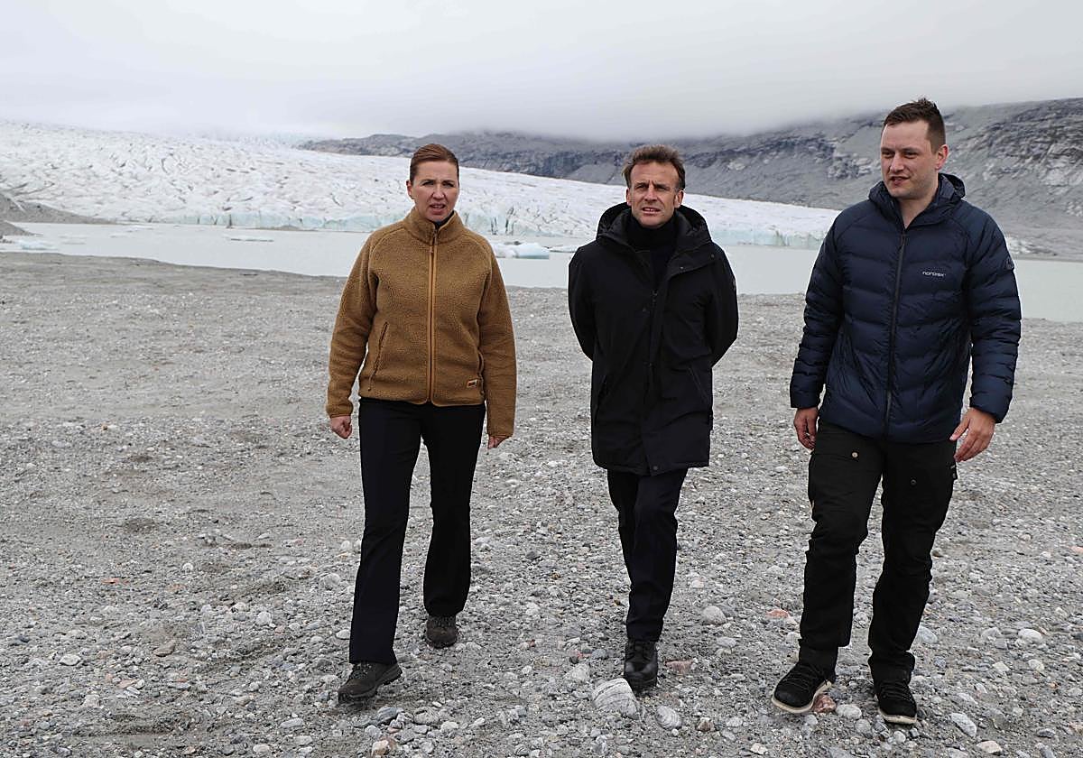 La primera ministra danesa, Mette Frederiksen, y su homólogo groenlandés, Jens-Frederik Nielsen, junto a Macron en el glaciar Mont Nunatarsuaq