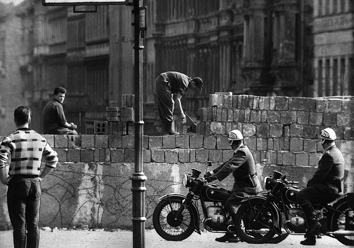 Una imagen de archivo de agosto de 1961 muestra a unos trabajadores elevando el Muro en Berlín