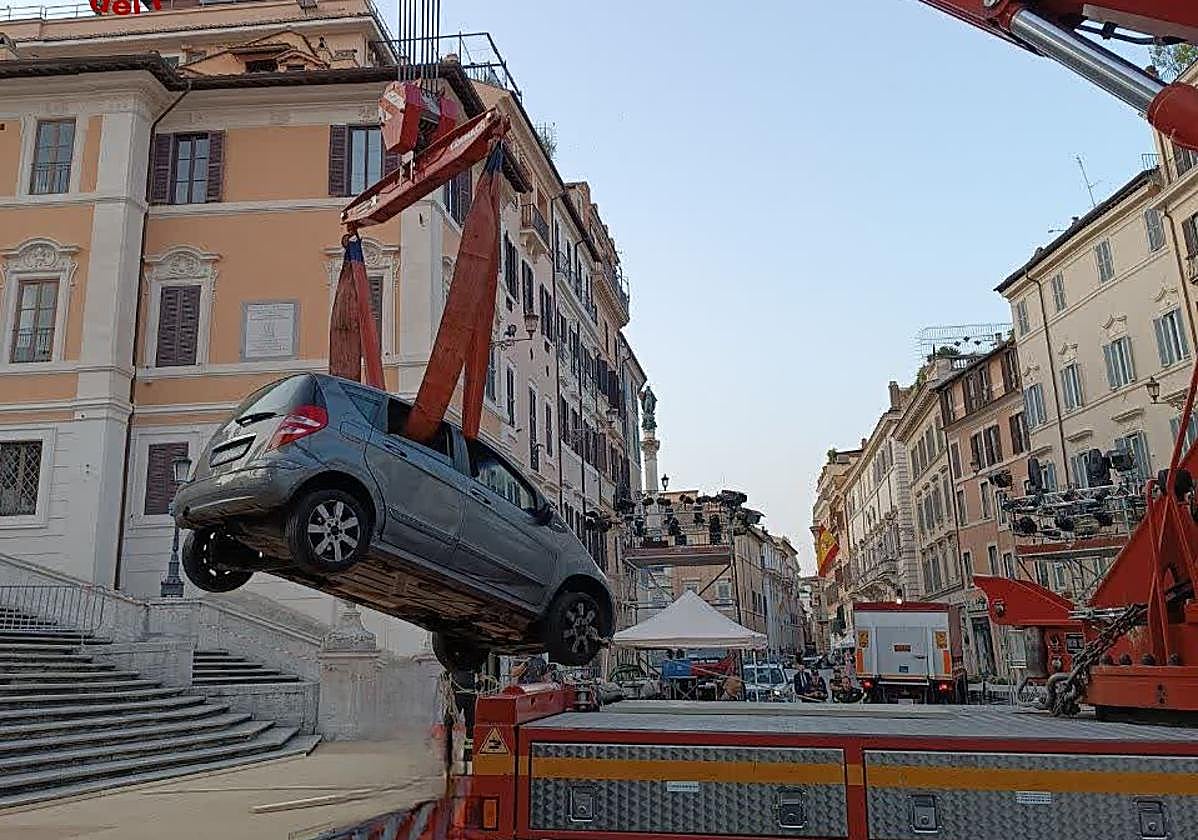 Los bomberos retiran el coche de la plaza de España