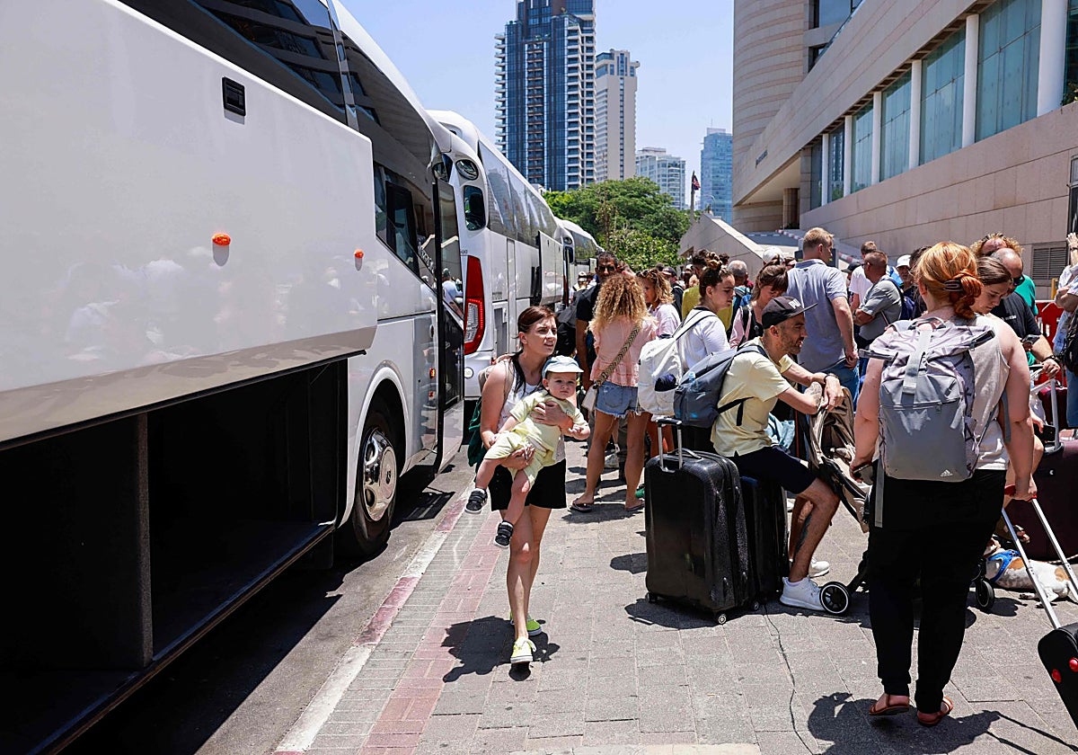 Una operación de evacuación, coordinada por la embajada de Polonia, busca evacuar a varios cientos de personas que abordarán autobuses con destino al Sinaí en Egipto, y desde allí continuarán hasta Varsovia