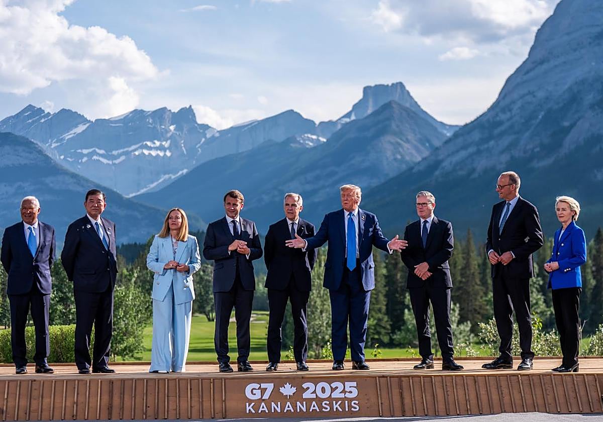 (De izquierda a derecha) El presidente del Consejo de la UE, Antonio Costa; el primer ministro de Japón, Shigeru Ishiba; la primera ministra de Italia, Giorgia Meloni; el presidente de Francia, Emmanuel Macron; el primer ministro de Canadá, Mark Carney; el presidente de los Estados Unidos, Donald Trump; el primer ministro del Reino Unido, Keir Starmer; el canciller alemán, Friedrich Merz, y la presidenta de la Comisión Europea, Ursula von der Leyen, posan para la tradicional foto de familia durante la Cumbre de Líderes del G7 en Kananaskis