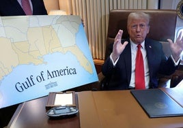 Donald Trump firma una orden ejecutiva para renombrar el golfo de México.