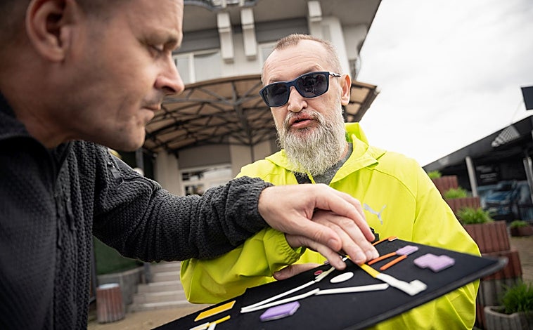 Imagen principal - La vida en negro por la guerra de Ucrania