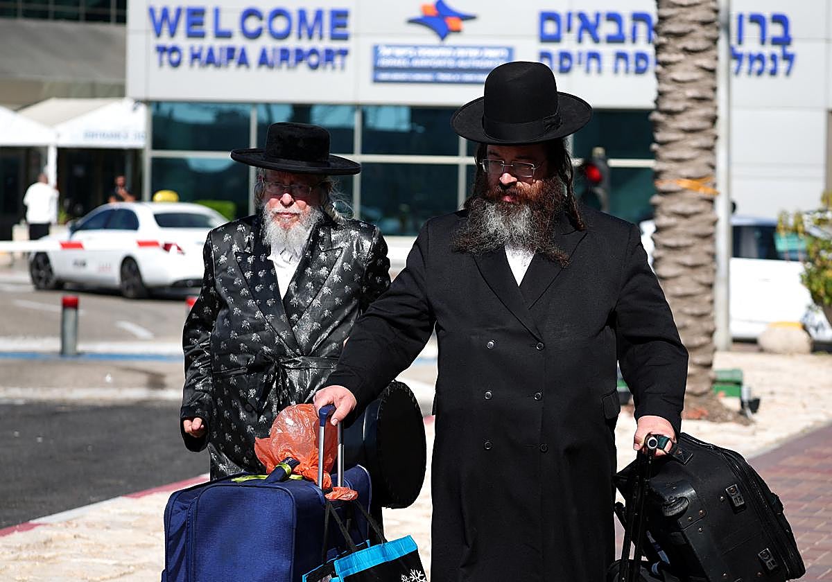 Varias personas en el aeropuerto de Haifa