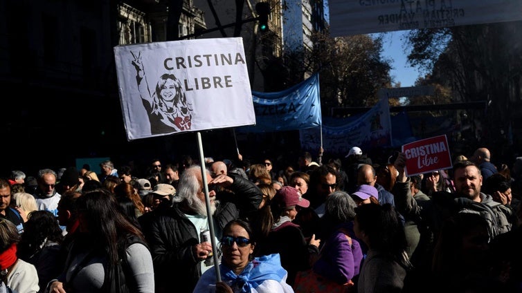 «Argentina con Cristina», miles de kirchneristas apoyan a la expresidenta tras sus primeras horas en arresto domiciliario por corrupción