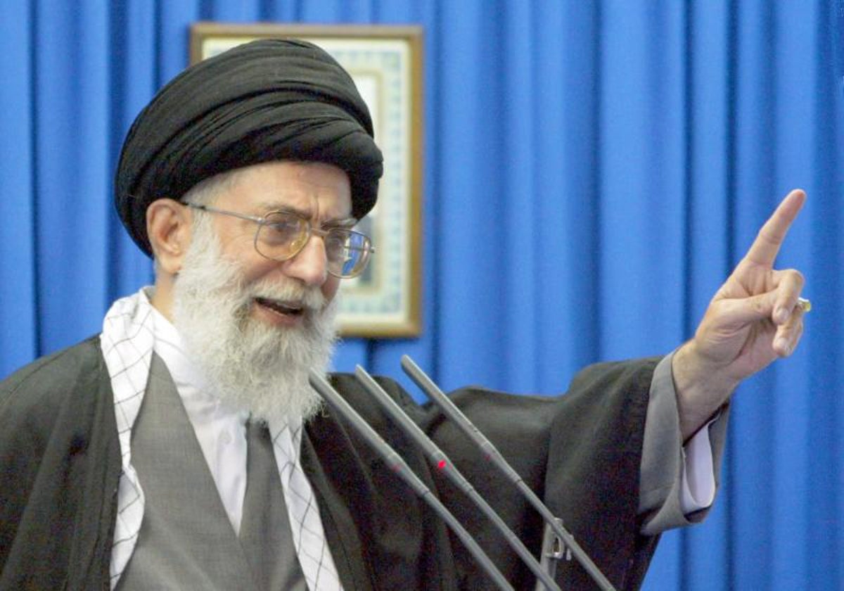 El líder supremo de Irán, el ayatolá Ali Jamenei, da un sermón del viernes en la Universidad de Teherán, el 11 de abril de 2003.