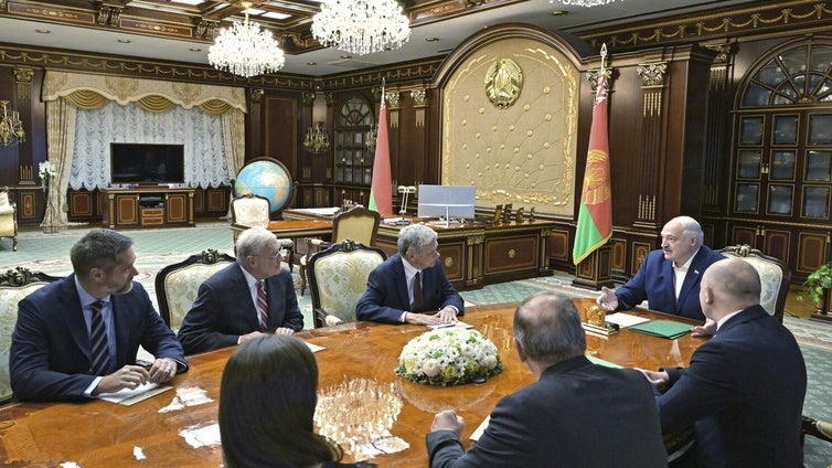 Bielorrusia libera al líder opositor y a otros 13 presos políticos por la mediación de EE.UU.