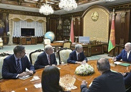 Bielorrusia libera al líder opositor y a otros 13 presos políticos por la mediación de EE.UU.