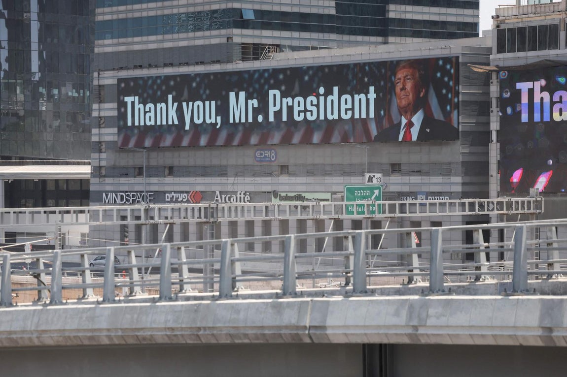 Una pancarta con la imagen del presidente estadounidense Donald Trump, acompañada de un mensaje de agradecimiento a Trump, se exhibe en Tel Aviv este 22 de junio.