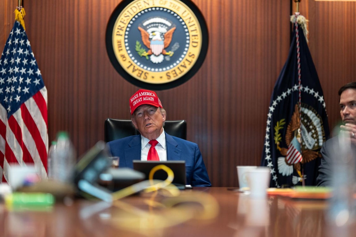 Una foto facilitada por la Casa Blanca muestra al presidente estadounidense Donald Trump en la Sala de Situación de la Casa Blanca en Washington, D.C., EE. UU., más tarde , el presidente habla a la nación sobre el bombardeo estadounidense de instalaciones nucleares en tres lugares de Irán: Fordow, Natanz e Isfahán