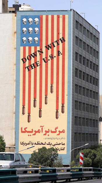 Un mural antiestadounidense se aprecia en Teherán tras los ataques estadounidenses contra Irán