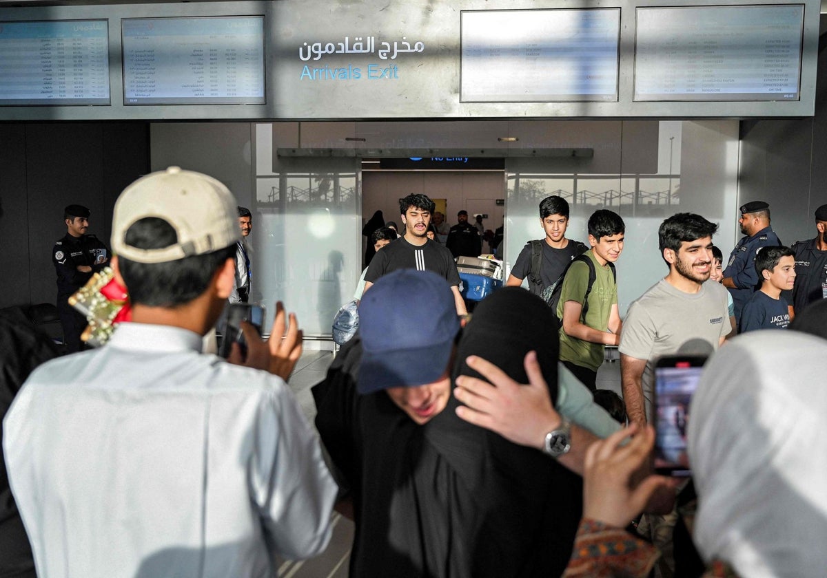Familiares reciben al Aeropuerto Internacional de Kuwait el 21 de junio de 2025 a los evacuados que huyeron por tierra a Turkmenistán desde Irán tras los ataques israelíes.