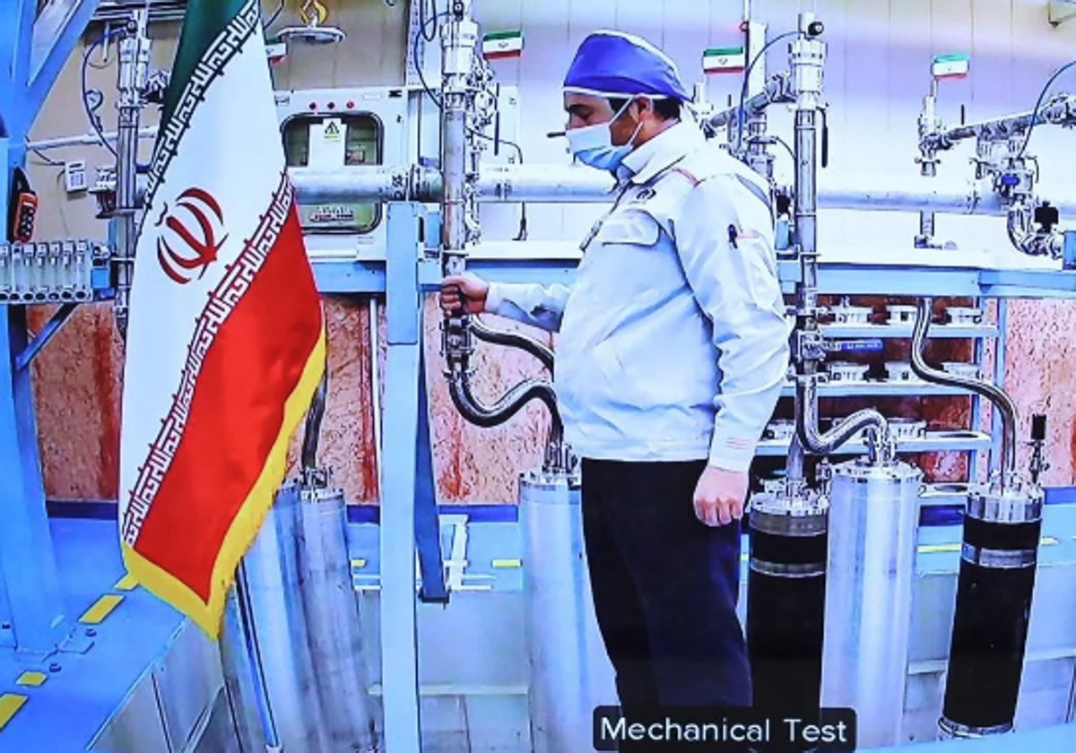 Un trabajador dentro de la planta de enriquecimiento de uranio de Natanz, en Irán
