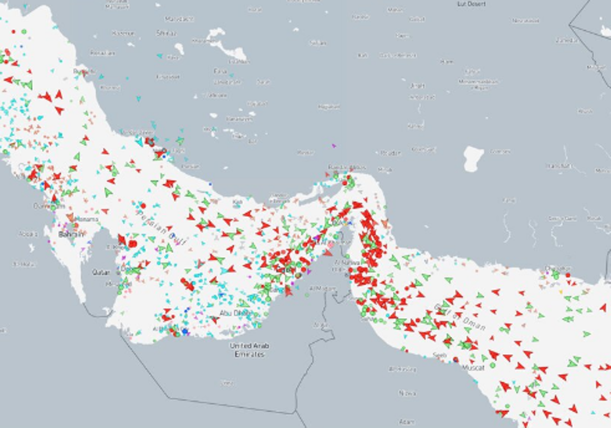 El mapa muestra el tráfico marítimo en el Estrecho de Ormuz, las balizas rojas indican los petroleros