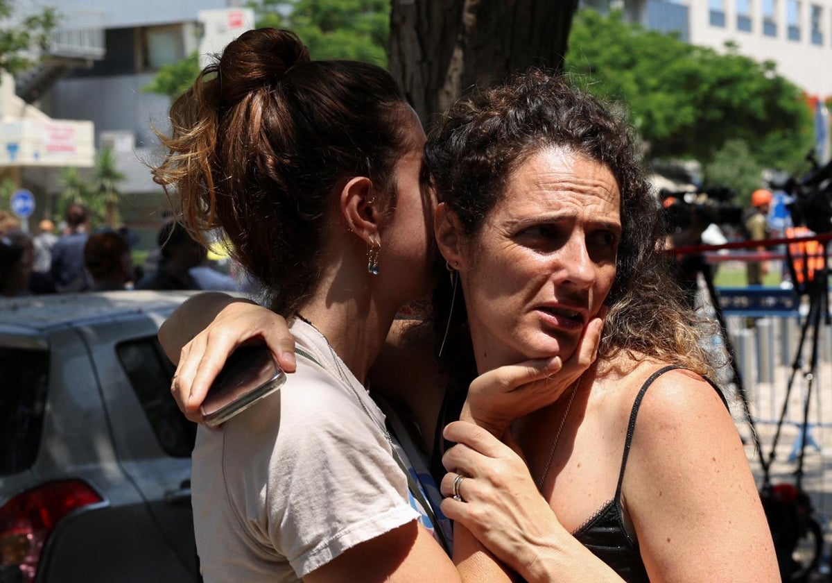 La gente reacciona tras un ataque con misiles de Irán contra Israel, en medio del conflicto entre Irán e Israel, en Tel Aviv.