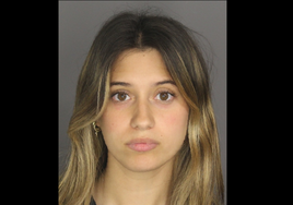 Arrestan a una empleada de un colegio por enviar fotos íntimas a un alumno de 14 años en Nueva York