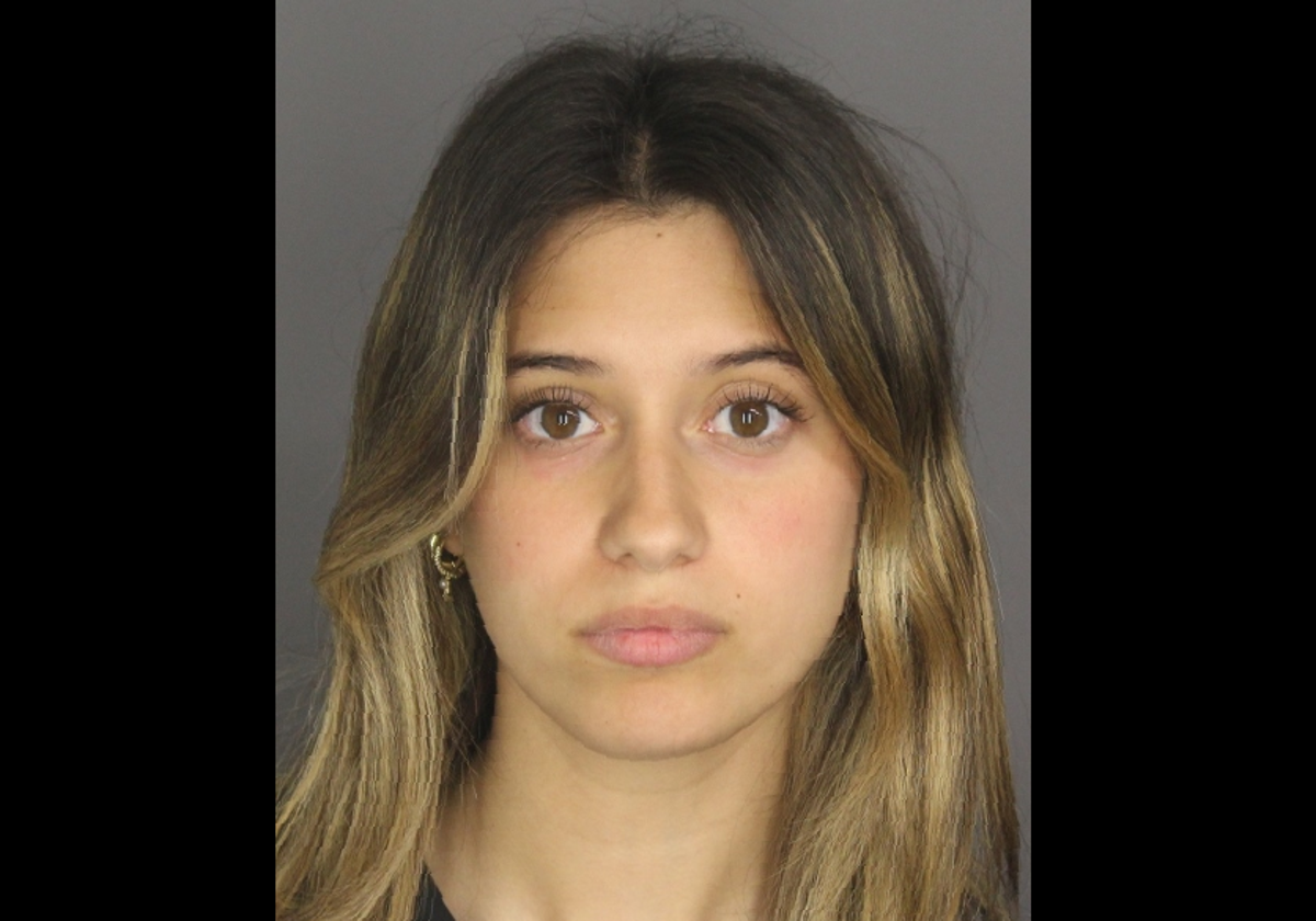 Arrestan a una empleada de un colegio por enviar fotos íntimas a un alumno  de 14 años en Nueva York
